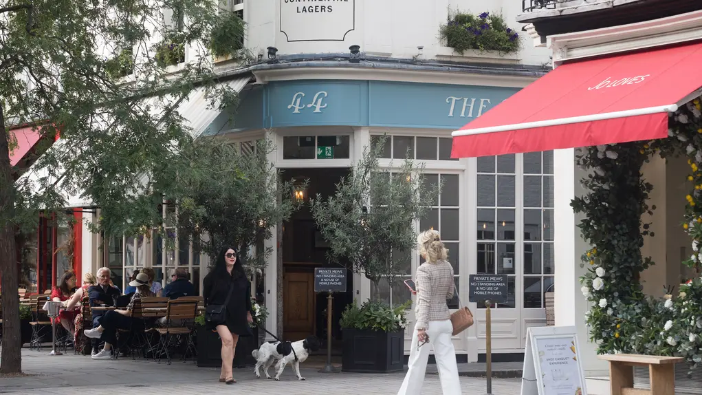 People shopping on Elizabeth Street 
