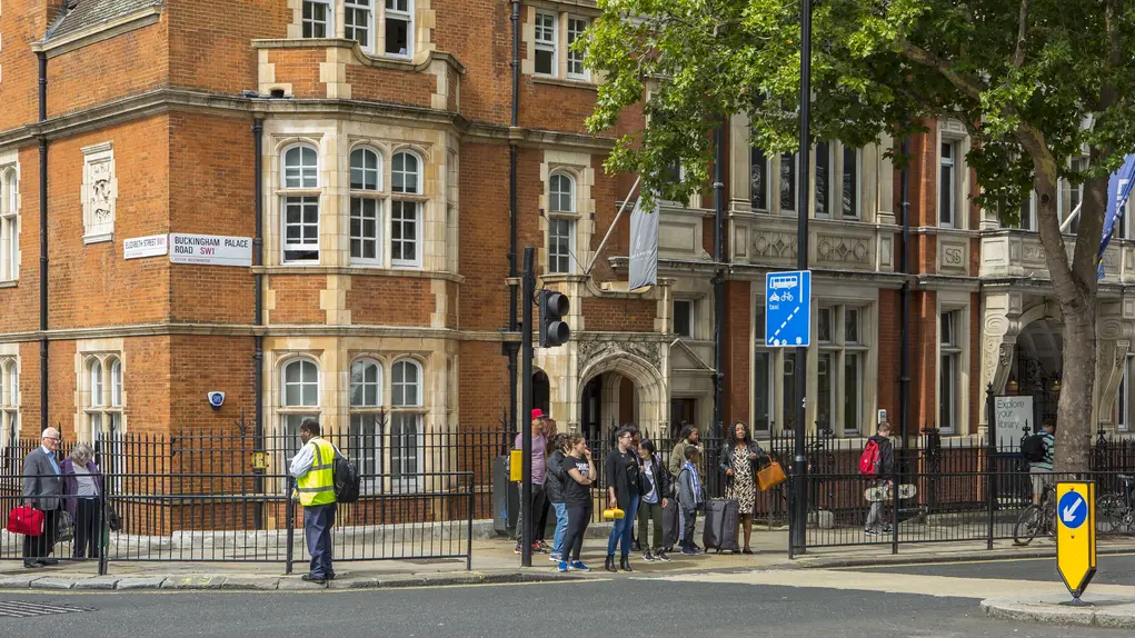 People crossing the road on Buckingham Palace Road 