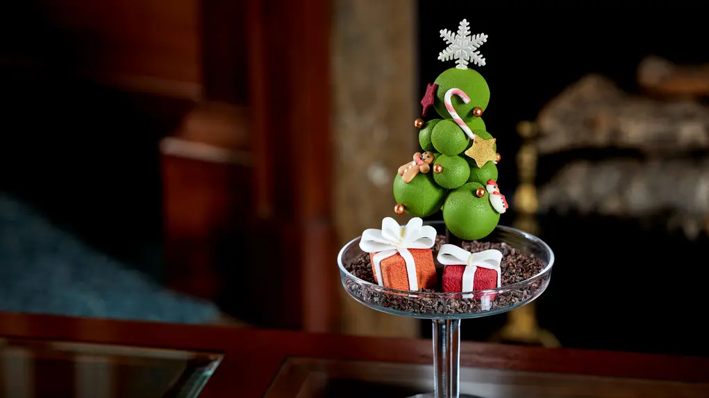 A cake shaped like a Christmas tree and presents