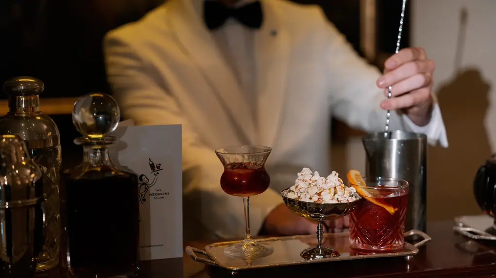 negroni on bar