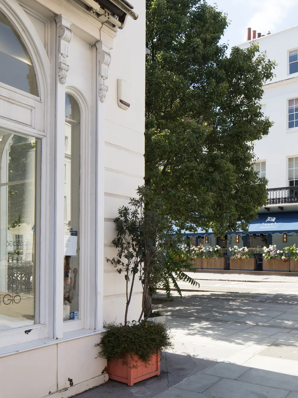 Front of Le Spose di Gio with a wedding dress in the window 