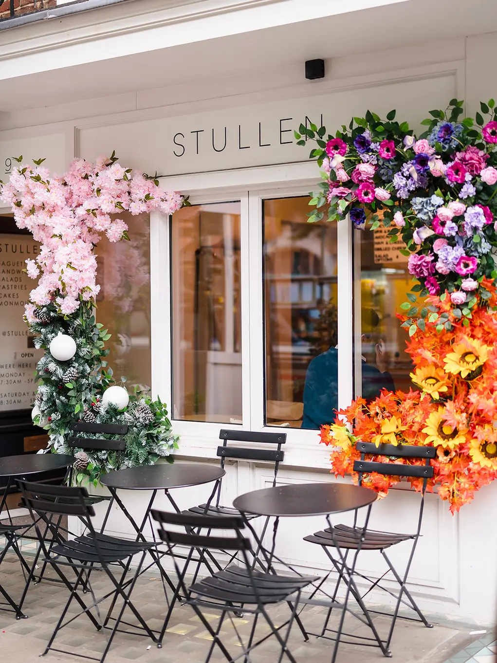 Stullen with a floral display