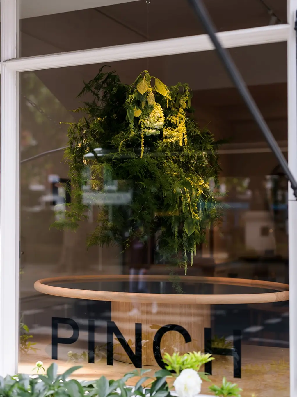 Pinch window display