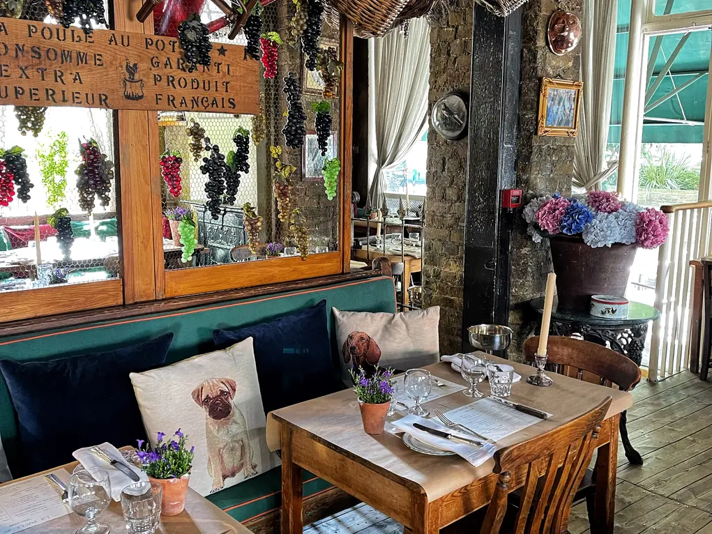 Inside La Poule Au Pot