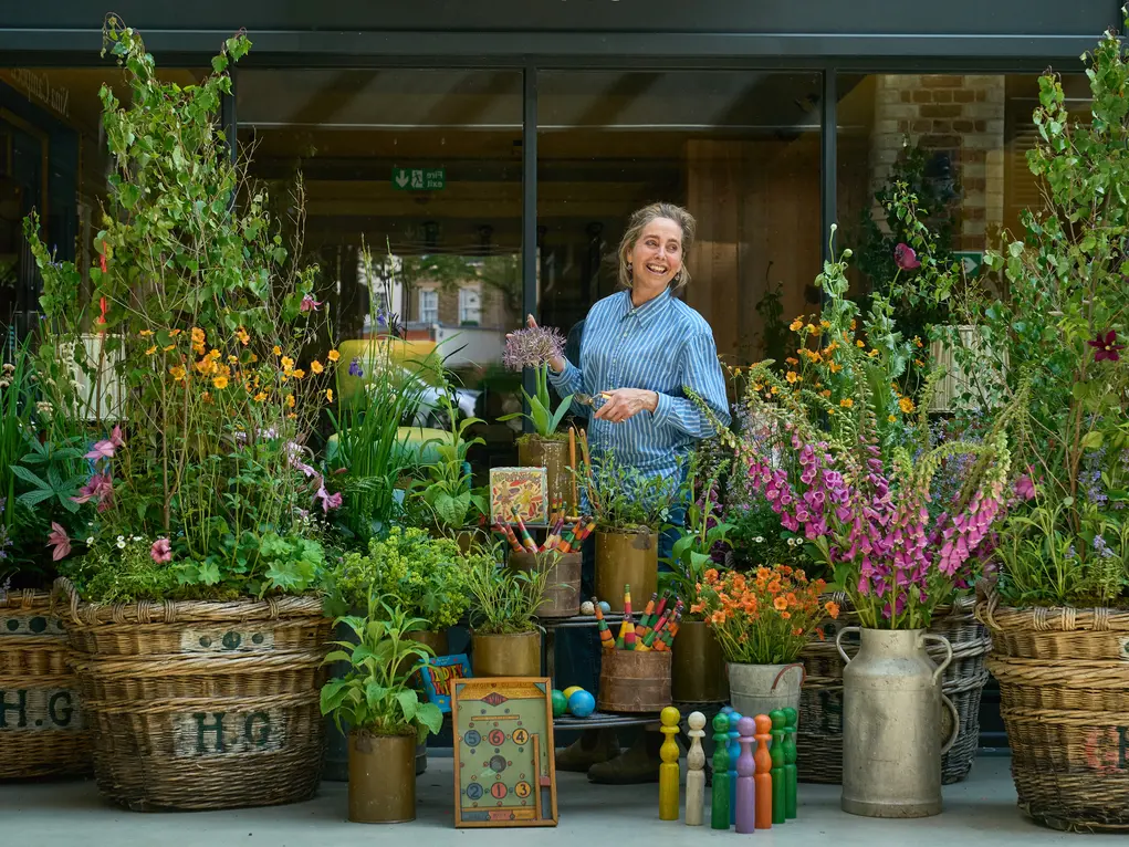 Butter Wakefiled puts finishing touches to Flower Stand for Horatio's Garden