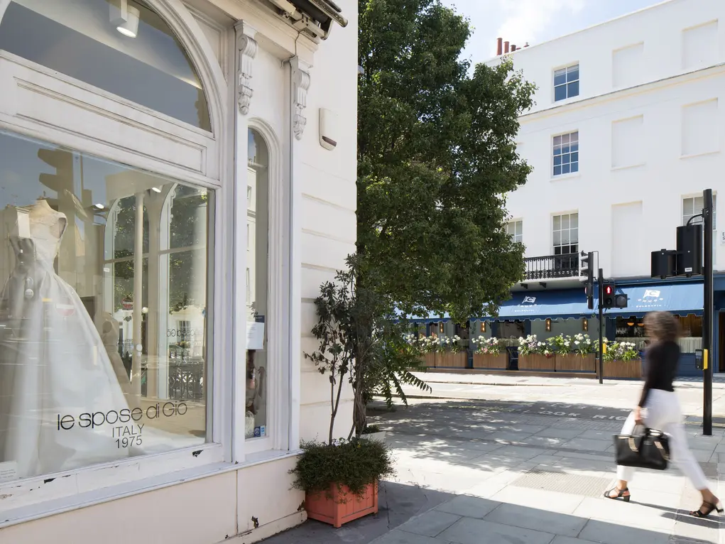 Front of Le Spose di Gio with a wedding dress in the window 