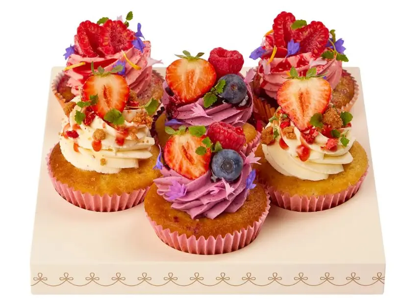 Six cupcakes topped with strawberries