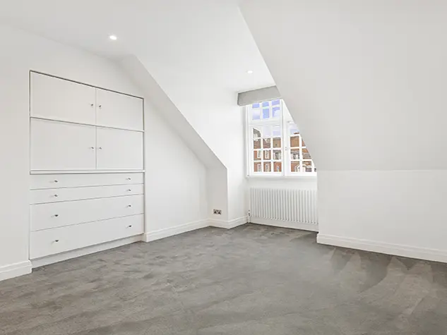 Bedroom with no furniture