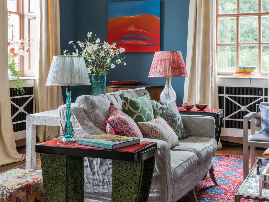 A living room with a sofa and two lamps 